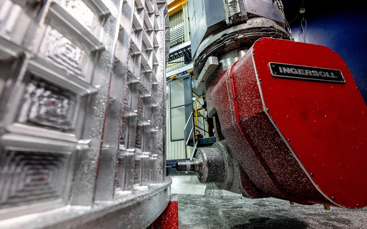 CNC işleme merkezinde büyük alüminyum parçanın frezelenmesi
